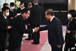 日本首相岸田文雄欢迎中国全国政协副主席万钢在东京参加日本前首相安倍晋三的国葬仪式。(2022年9月27日)