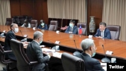 台湾卫生部长陈时中(上排右1)2020年4月27日在台湾外交部与美国卫生部长阿扎尔举行电话会议,下排左1为郦英杰(台湾外交部推特)