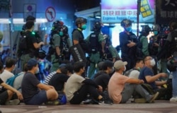 游行抗议港版国安法的示威者被港警拘捕。(2020年7月1日)