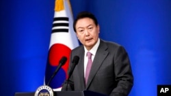 在执政100天之际,韩国总统尹锡悦在首尔总统官邸举行的一次记者会上发表讲话(2022年8月17日)