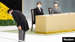 日本首相岸田文雄2022年8月15日在日本天皇德仁也出席的二战结束77周年纪念活动中鞠躬。(路透社)