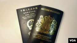 照片左边是香港特区护照,图右是英国国民海外护照。 (摄影:美国之音郑乐捷)