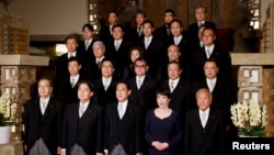 日本首相岸田文雄(左三)与他的新内阁成员合影。(2022年8月10日)