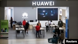 资料照片:南非桑顿市桑顿城购物中心的华为专卖店。(2022年2月16日)