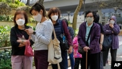 香港民众在一家社区中心排队接种新冠疫苗(2022年3月2日)