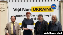 越南文化研究员阮克梅(右二)和阮廷贡教授(右一)等人向乌克兰驻河内大使馆临时代办纳塔利娅·日基娜(Nataliya Zhynkina)(左二)递交表达他们“支持乌克兰人民”的信(照片由Bovitvn提供)。