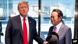 美国前总统唐纳德·特朗普(Donald Trump)星期二(4月23日)在纽约会见了现年83岁的日本执政党自民党副总裁、前首相麻生太郎。(美联社)