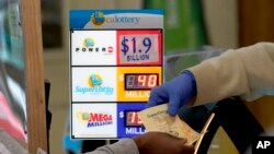 Một khách hàng được giao vé số Powerball mua tại Lichine's Liquor & Deli ở thành phố Sacramento, California, ngày 7 tháng 11 năm 2022.