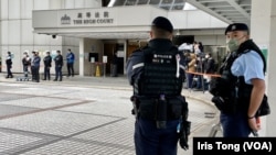 警方因应壹传媒创办人黎智英12月1日就国安法案件出庭,在高等法院一带加强保安,大批身穿防刺背心、荷枪实弹的警员在场戒备 (美国之音/汤惠芸)