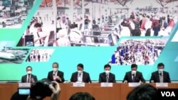 香港特首李家超(右三)1月5日联同多名司局长召开记者会,公布1月8日与中国大陆首阶段通关安排 (网上直播截图)