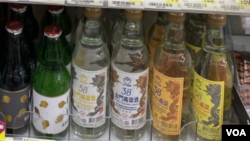 台湾一家商店陈列的金门高粱酒(美国之音锺辰芳拍摄)