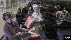 在上海浦东机场,乘客正在等待登机。(2023年1月3日)