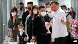 泰国卫生部长阿努廷(右 Anutin Charnvirakul)在曼谷的素万那普国际机场欢迎来自中国的乘客。(2023年1月9日)
