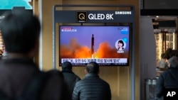 资料图:韩国民众在首尔火车站观看朝鲜发射导弹的电视新闻。(路透社2022年3月16日)