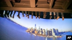 图为纽约市曼哈顿区一个室内游乐场所(2022年3月1日)