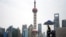 上海因新冠疫情封城。一名保安在陆家嘴金融区的建筑前执勤。(2022年3月28日)