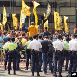 示威人士在选举会场外抗议,反对小圈子选举