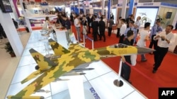 资料照:俄罗斯空军SU-35战机模型在中国珠海航空展期间展出。(2008年11月4日)