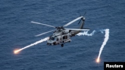 资料照:美国海军MH-60R型反潜直升机在菲律宾海进行训练。(2017年4月24日)