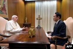 资料照片:梵蒂冈公布的照片显示教宗方济各2022年5月4日在梵蒂冈以不公开的方式接见日本首相岸田文雄。