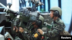 资料照片:台湾士兵在展示美制“毒刺”便携式防空导弹。(2005年8月11日)