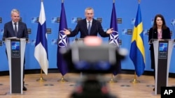 资料照- 北约秘书长斯特尔滕伯格(Jens Stoltenberg)(中)同芬兰外长佩卡·哈维斯托(Pekka Haavisto)(左)以及瑞典外长(Ann Linde)1月24号在北约总部所在地布鲁塞尔的一个记者会上。
