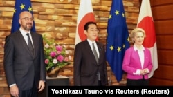 2022年5月12日,欧盟委员会主席冯德莱恩(右)和欧洲理事会主席米歇尔(左)在日本首相官邸与日本首相岸田文雄(中)在欧盟-日本峰会前合影。