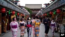 2020年7月27日,身穿传统和服的游客在东京浅草区行走。