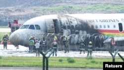 西藏航空公司空客A319飞机在重庆国际机起飞时偏出跑道起火。(2022年5月12日)
