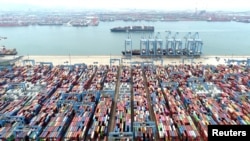 资料照:鸟瞰图显示了2022年5月9日在中国山东省青岛港的集装箱和货船。