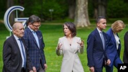 德国外长贝伯克在七国集团外长会议期间与乌克兰外长库列巴等人交谈(2022年5月13日)