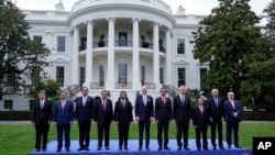 2022年5月12日,美国总统拜登与东盟国家领导人在白宫南草坪集体合影。(美联社)
