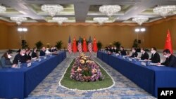 美国总统拜登和中国国家主席习近平率领双方主要官员 在印度尼西亚度假胜地巴厘岛G20峰会前举行会晤,中国驻美大使秦刚缺席了这次重要会晤。(2022年11月14日)