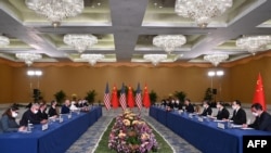 美国总统拜登(左)和中国国家主席习近平(右) 2022 年 11 月 14 日在印度尼西亚度假胜地巴厘岛出席 G20 峰会期间会晤。