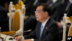 中国总理李克强在金边举行的东盟加三峰会上讲话。(2022年11月12日)