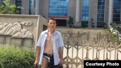 广西律师吴良述在法院内被法警殴打后惨况(参与网图片)