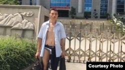 广西律师吴良述在法院内被法警殴打后惨况(参与网图片)