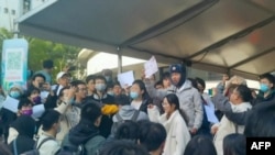 北京清华大学学生手举白纸抗议中国严厉的防疫政策。(2022年11月27日)