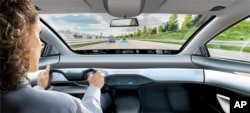 Continental公司制造的汽车前挡风玻璃“窗景”抬头显示屏 (Scenic View Head-Up Display)被提名为CES 2023 创新荣誉奖。美联社照片。