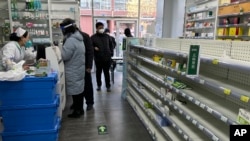 北京一家药店空荡荡的货架。(2022年12月13日)