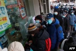 南京一家药店外排长队购买药物的市民。(2022年12月20日)