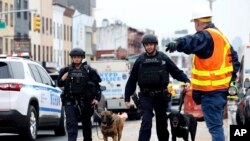 纽约地铁枪击案发生后,警察带着嗅弹犬在附近地段搜寻。(2022年4月12日)
