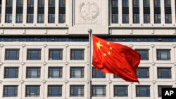 山东省高级法院大楼前飘扬着中国国旗。(资料照片)