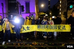 示威者2022年10月23日在中国驻伦敦大使馆外抗议。 (摄影:美国之音郑乐捷)