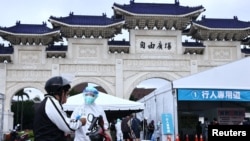 台湾民众在台北自由广场上搭起的检疫站接受新冠病毒检测。(2022年5月20日)