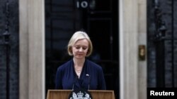 资料照片:特拉斯2022年10月20日宣布辞去英国首相职务。(路透社照片)