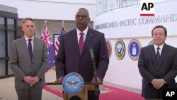 美国国防部长奥斯汀星期六在夏威夷檀香山会见澳大利亚国防部长马勒斯和日本防卫大臣浜田靖一 。(照片来源:美联社视频截图)
