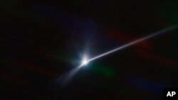 美国航空航天局飞船撞击双卫一小行星所产生的烟云。(2022年9月26日)
