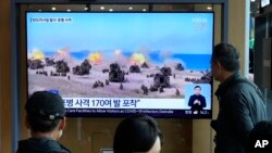 韩国首尔一个火车站正在播放朝鲜军事演习的电视画面(2022年10月14日)