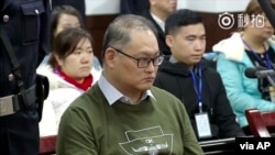 资料照:视频截图显示台湾人权工作者李明哲在中国湖南岳阳中级法院出庭。(2017年11月28日)